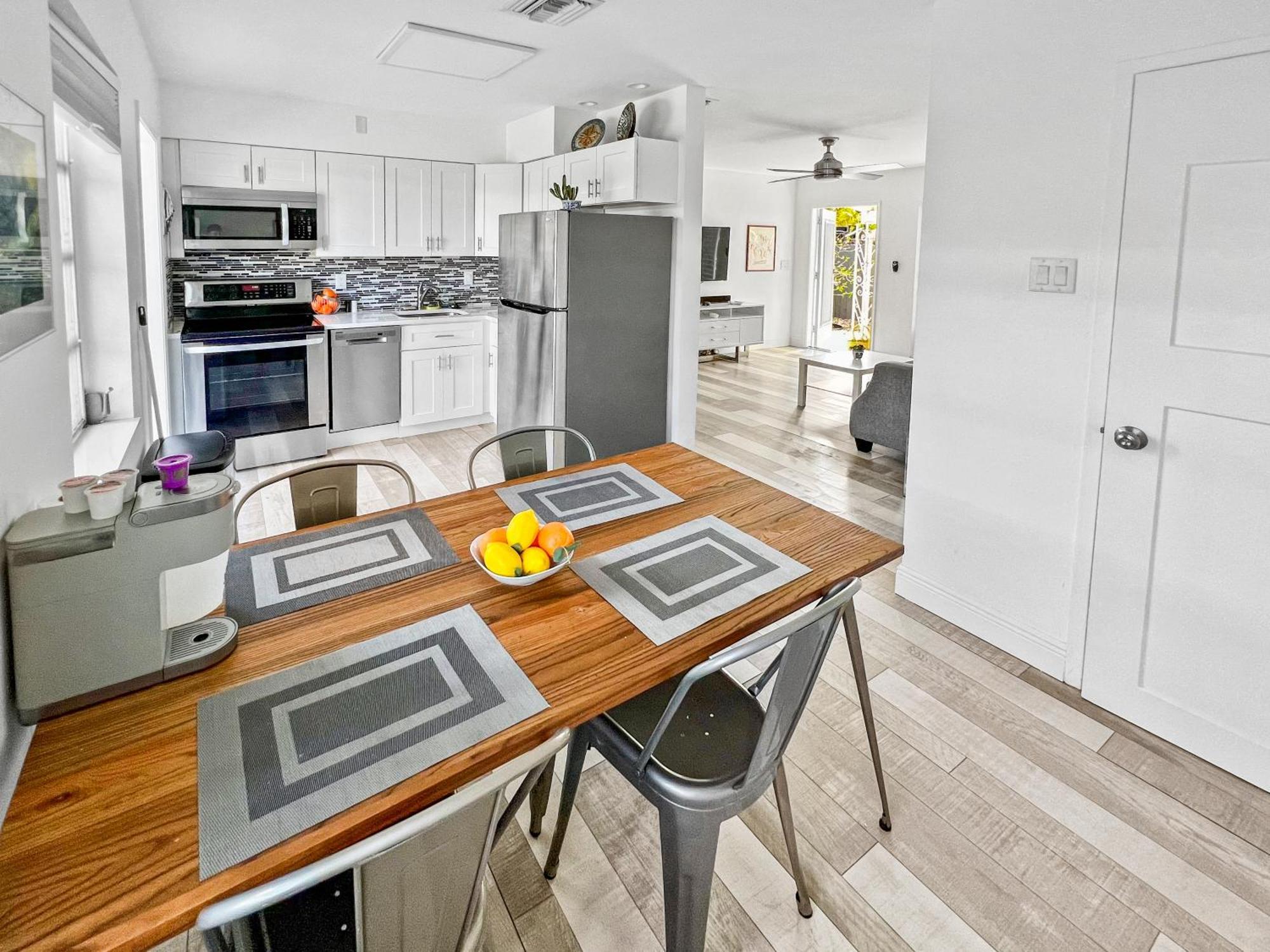 Stylish & Cozy Escape Near The Beach- Free Parking, Backyard, Private, Bbq Pompano Beach Exterior photo