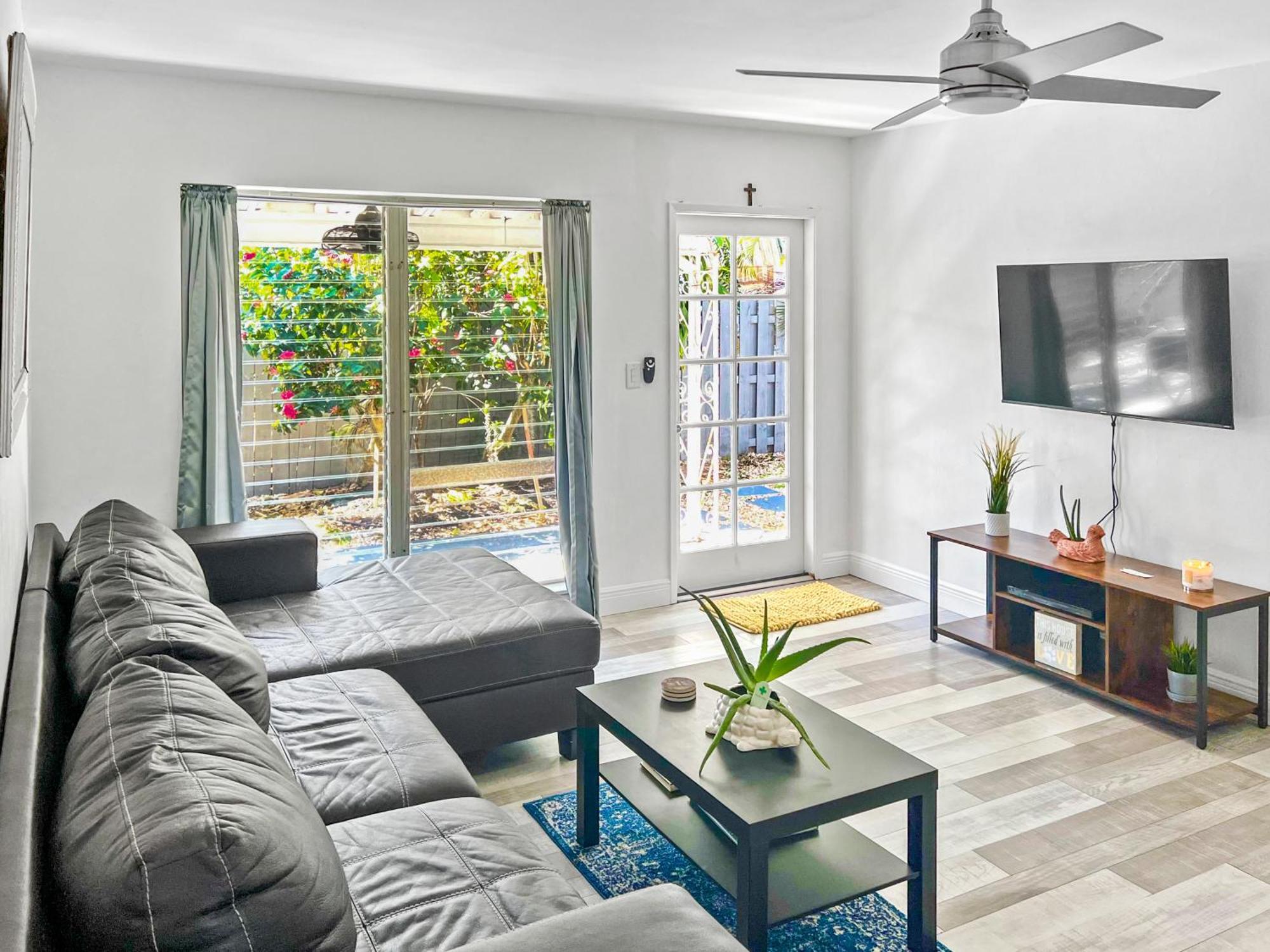 Stylish & Cozy Escape Near The Beach- Free Parking, Backyard, Private, Bbq Pompano Beach Exterior photo