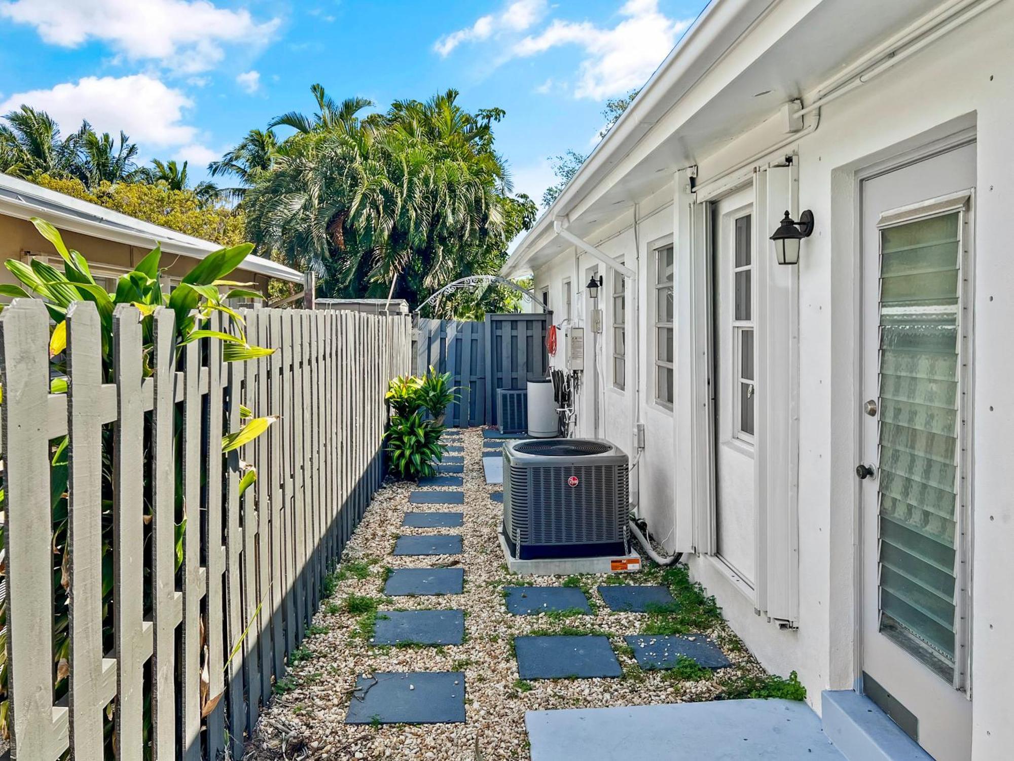 Stylish & Cozy Escape Near The Beach- Free Parking, Backyard, Private, Bbq Pompano Beach Exterior photo